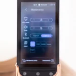 Moderné masážne elektrické kreslo RelaxPro 3D v bielo-hnedom prevedení poskytuje maximálny komfort, hlbokú relaxáciu a účinnú regeneráciu počas infúznej terapie v IV HEALL CLINIC. Ergonomický dizajn a 3D masážny systém podporujú uvoľnenie svalov a celkovú pohodu.