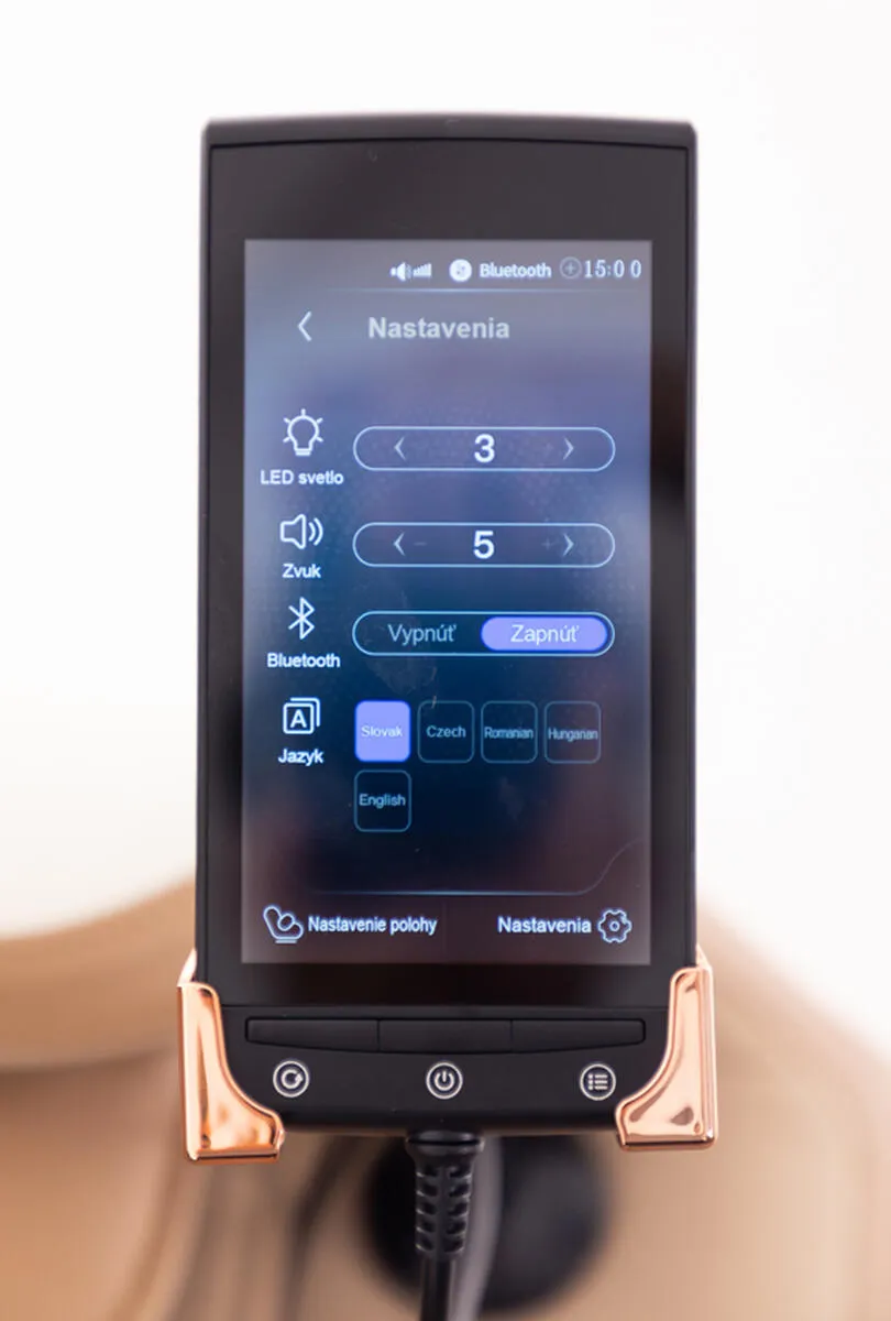 Moderné masážne elektrické kreslo RelaxPro 3D v bielo-hnedom prevedení poskytuje maximálny komfort, hlbokú relaxáciu a účinnú regeneráciu počas infúznej terapie v IV HEALL CLINIC. Ergonomický dizajn a 3D masážny systém podporujú uvoľnenie svalov a celkovú pohodu.