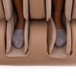 Moderné masážne elektrické kreslo RelaxPro 3D v bielo-hnedom prevedení poskytuje maximálny komfort, hlbokú relaxáciu a účinnú regeneráciu počas infúznej terapie v IV HEALL CLINIC. Ergonomický dizajn a 3D masážny systém podporujú uvoľnenie svalov a celkovú pohodu.